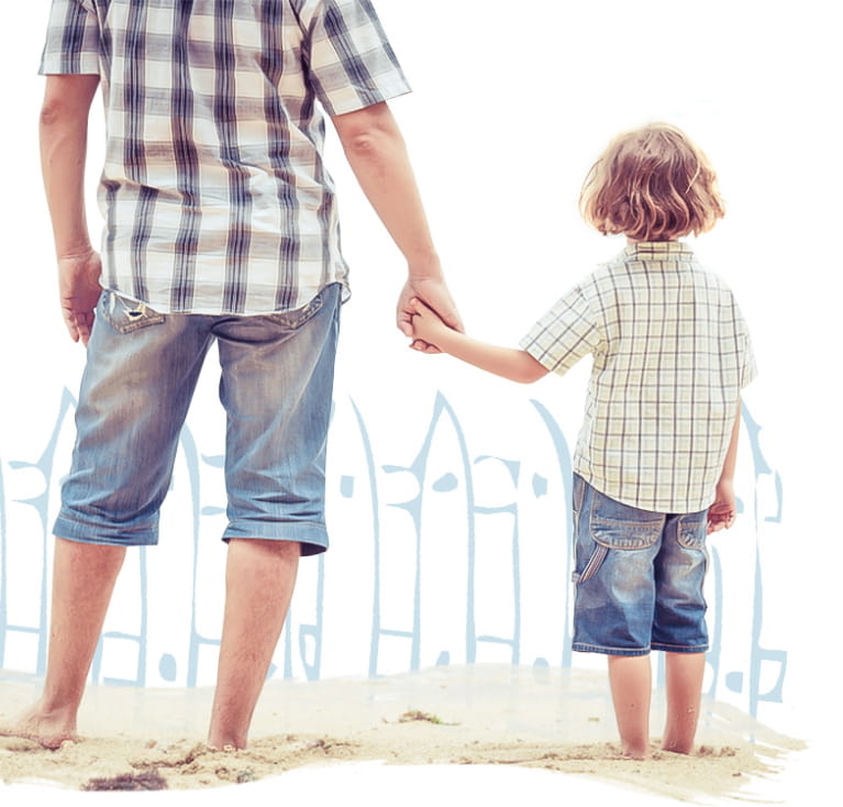 Pai e filho de mãos dadas em uma praia